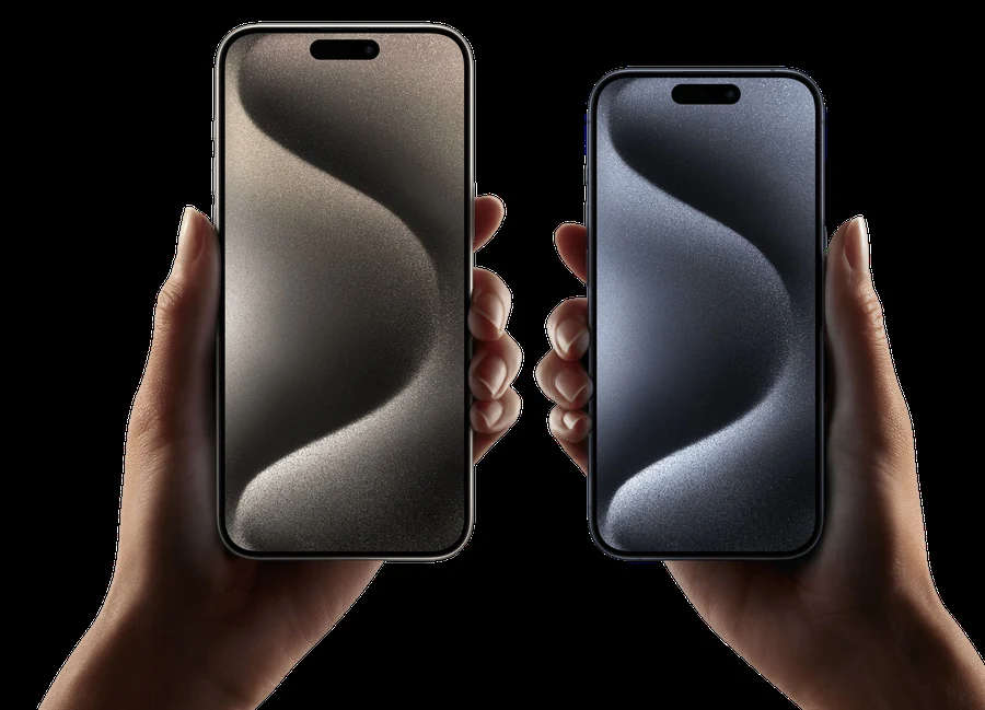 Zwei Smartphones in Händen — AdScale-Projekte über mehrere Verticals